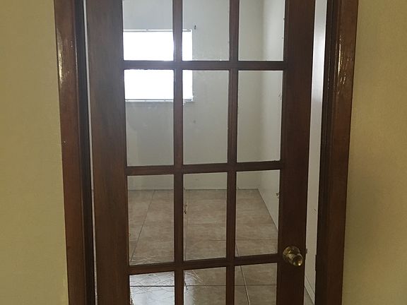 3rd image of 1107 Alaska St