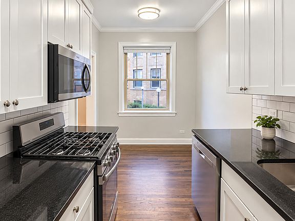 3rd image of 905 W Altgeld St #1A
