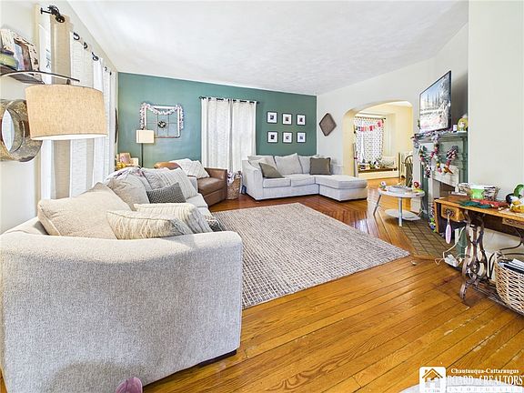 2nd image of 706 W Henley St