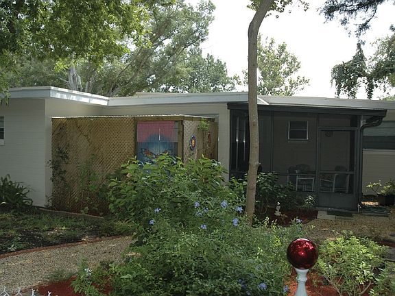 Backyard w/spa enclosure 