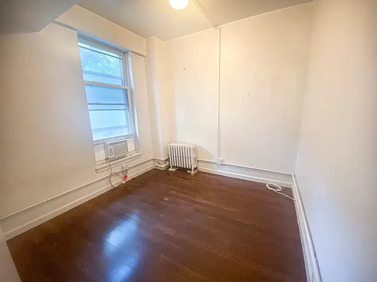 233 E 14th St #2 — Photo 4