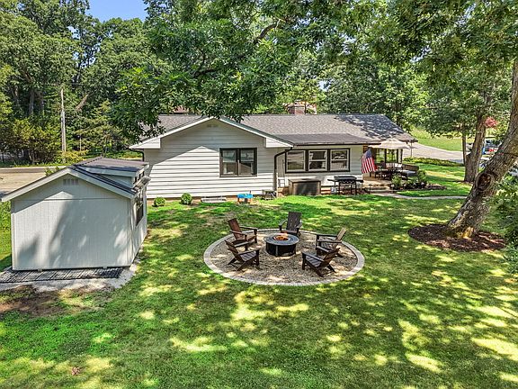 2nd image of 2933 Belle Plaine Trl