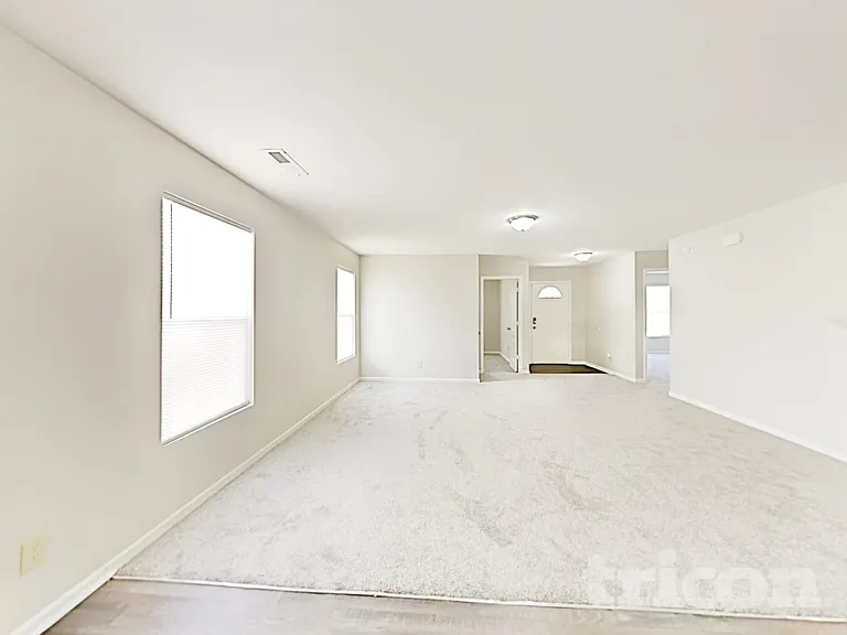2336 Blackthorn Dr — Photo 4