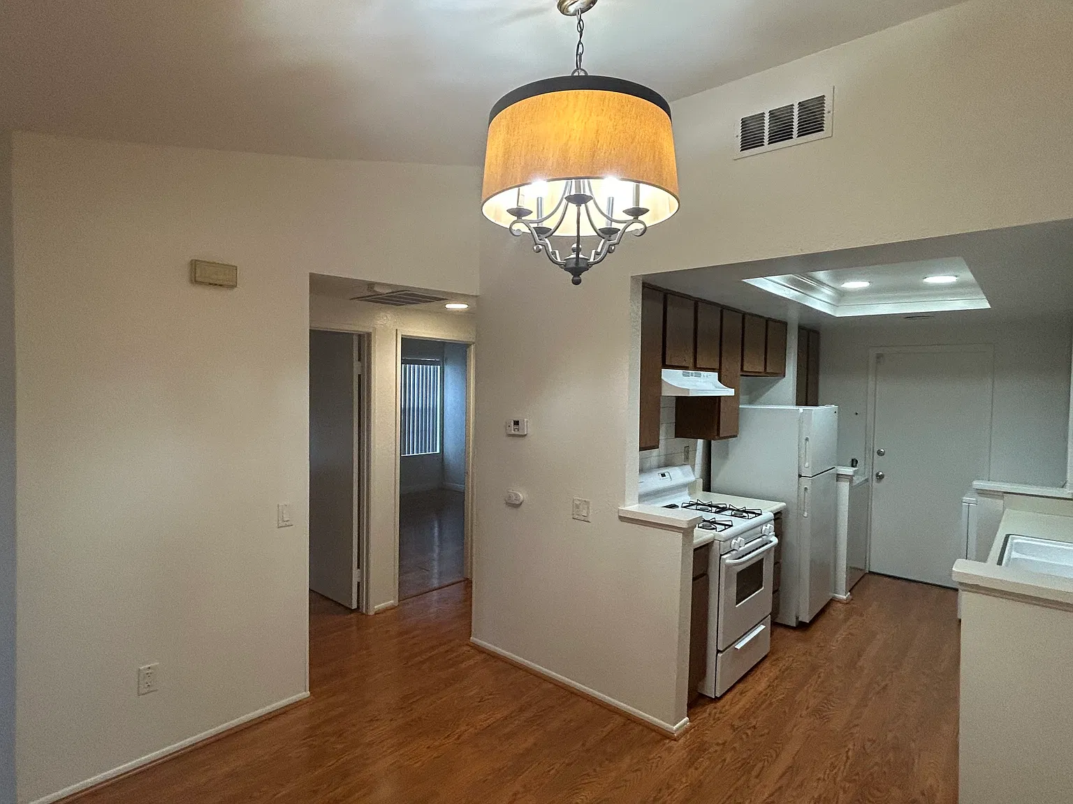 2 bed, 718 sqft, $2,350 — Photo 4