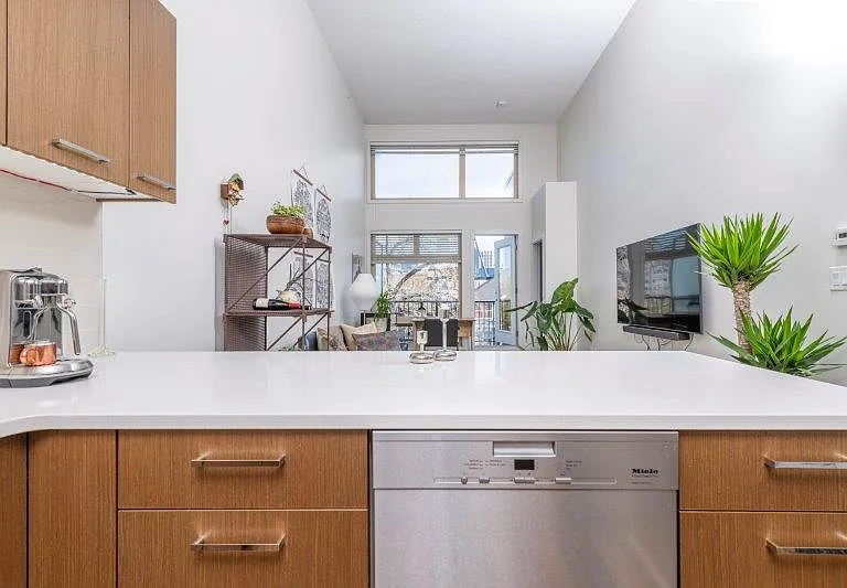 323 20th Ave SW #402 — Photo 9