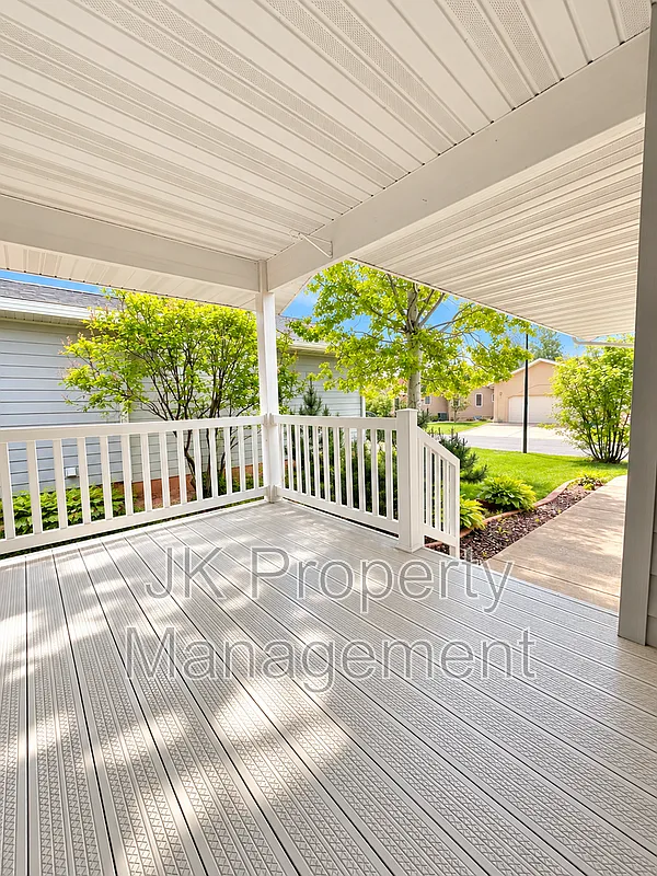 3 bed, 3.0 bath, 2190 sqft, $2,050 — Photo 3