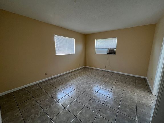 4th image of 700 S Broadway #11