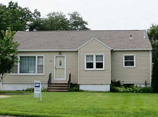 3019 Oakland Rd NE, Cedar Rapids, IA 52402