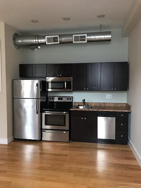 Building Photo - 2733 Woodburn Ave #202
