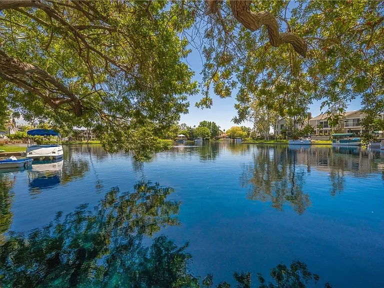 24472 Overlake Dr — Photo 43
