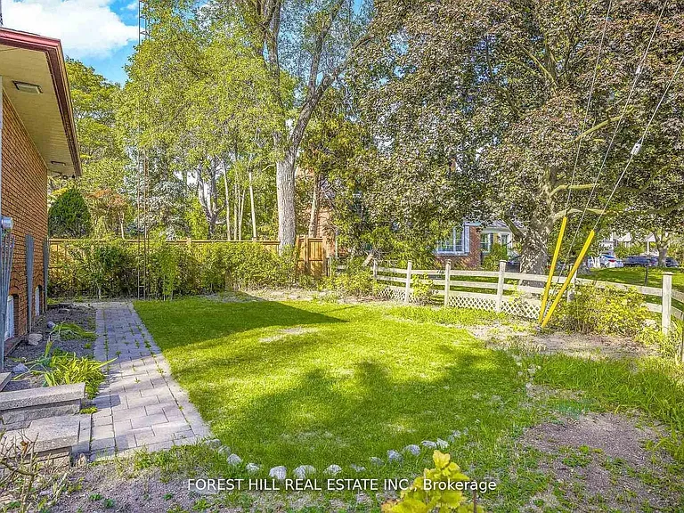 18 Irvington Cres — Photo 21