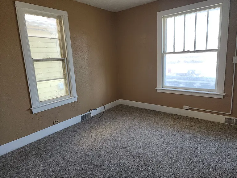 933 S Greenlawn Ave — Photo 7