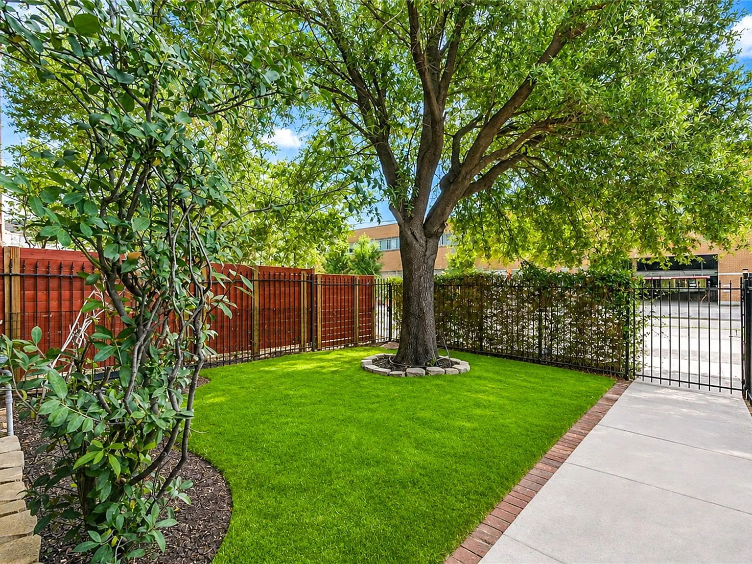 2 bed, 2.5 bath, 2587 sqft, $2,500 — Photo 3