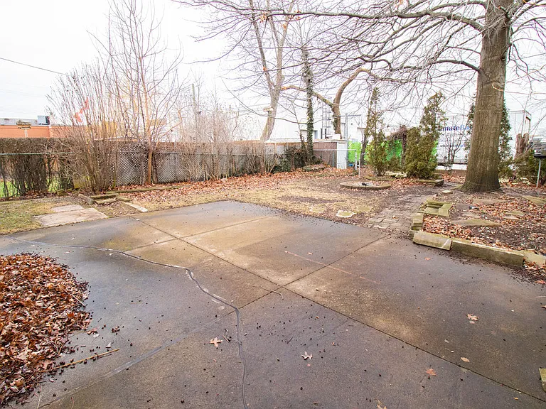 5 Alexandra Blvd — Photo 16