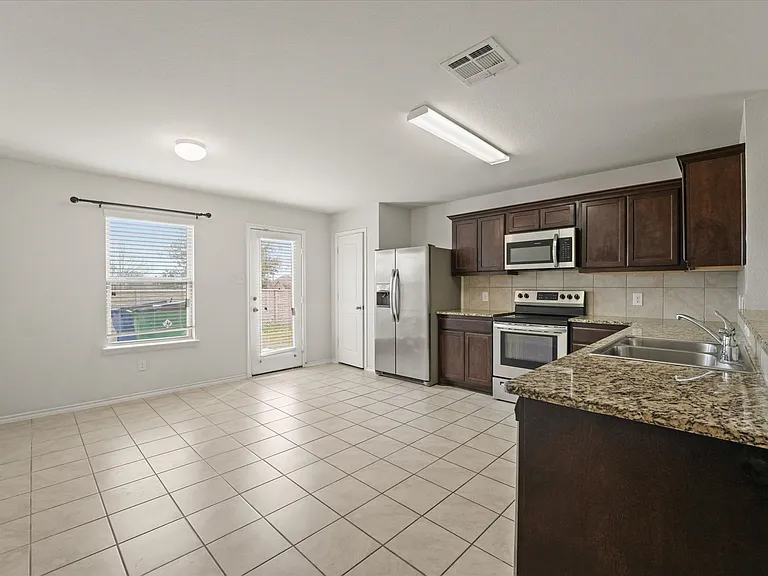 516 Clearlake Dr — Photo 17