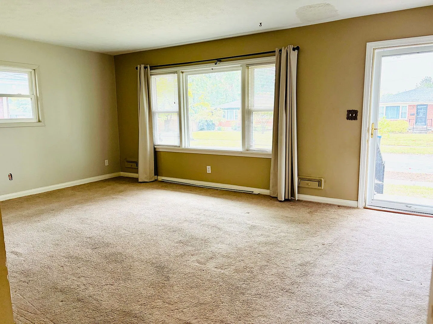 Three bedroom/2 full bath in Hikes Point with detached garage! — Photo 3