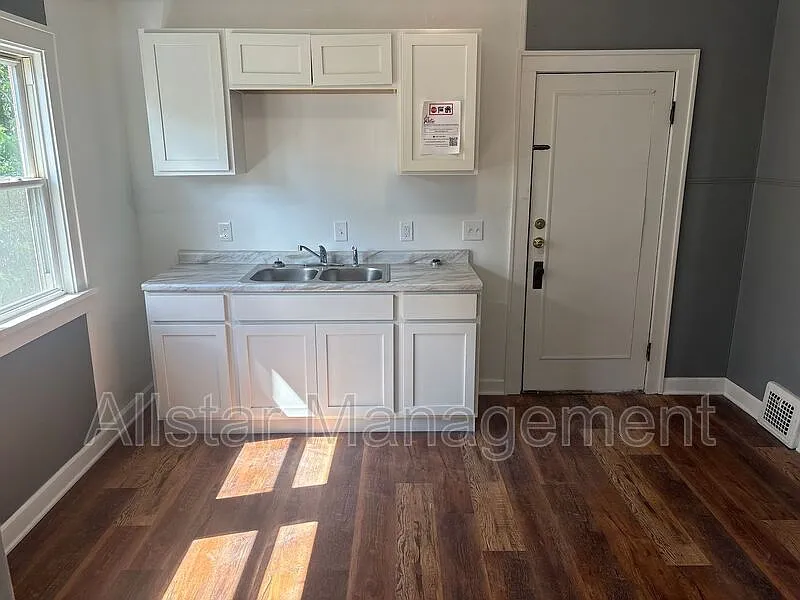 3 bed, 1.0 bath, 900 sqft, $1,295 — Photo 1