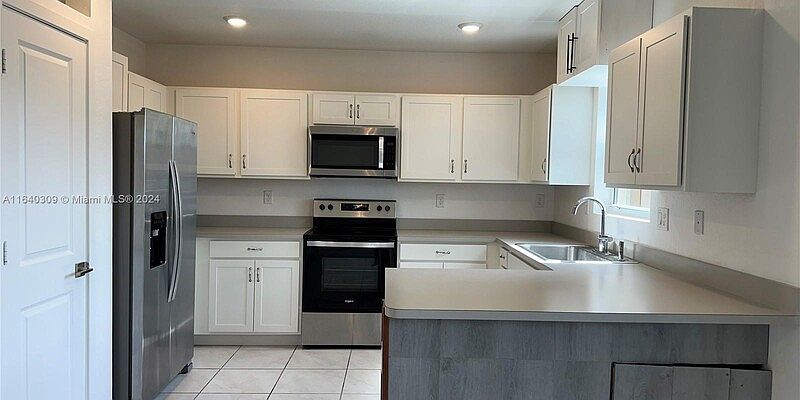 1st image of 318 NE 5th Pl