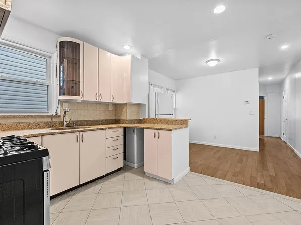 16511 78th Ave, Fresh Meadows, NY 11366