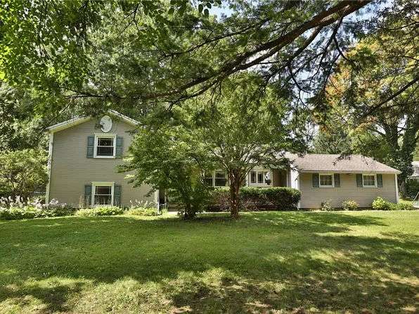 19 Ledgerock Ln, Rochester, NY 14618