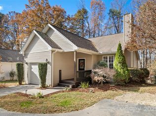 31 N Cottage Ct, Hendersonville, NC 28739