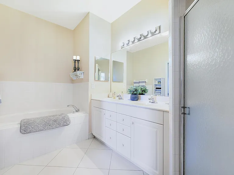 Primary 5-piece bathroom