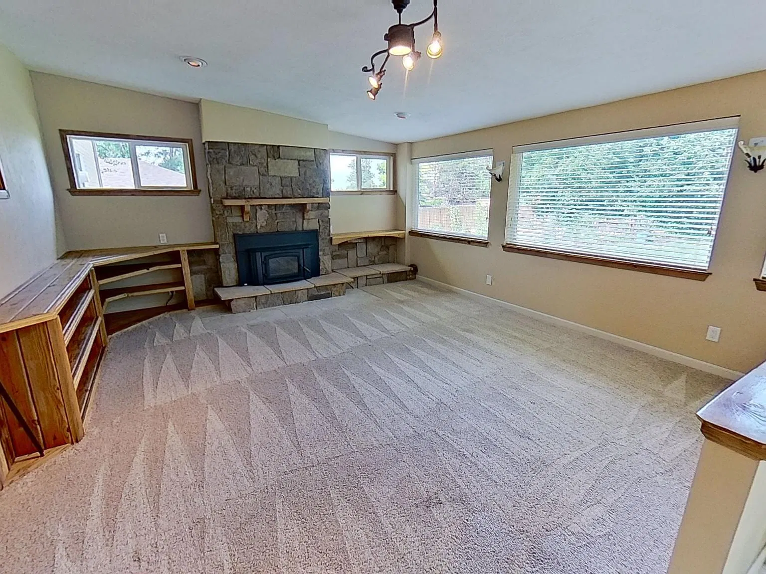 3 bed, 2321 sqft, $3,340 — Photo 4