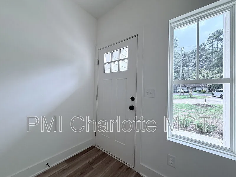 3 bed, 2.5 bath, 1410 sqft, $2,099 — Photo 3