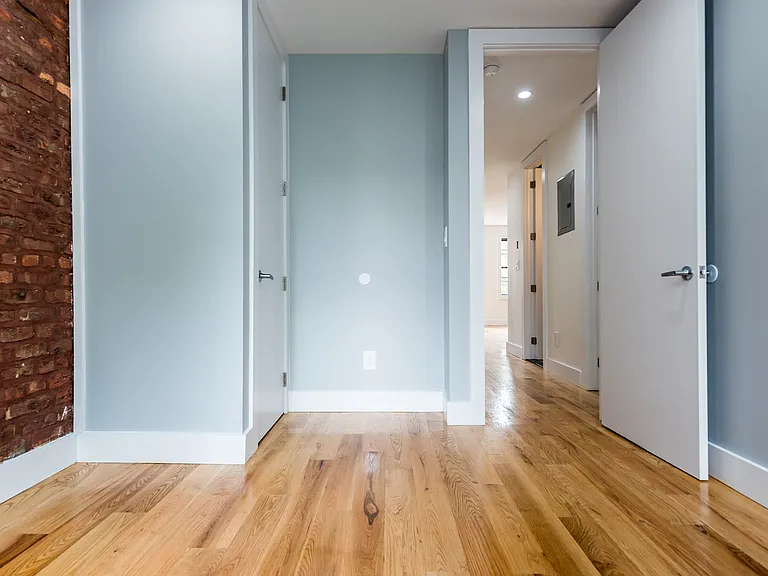129 Ryerson St #1 — Photo 5