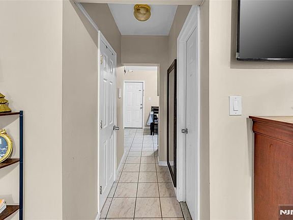 5th image of 527 34th St APT D2