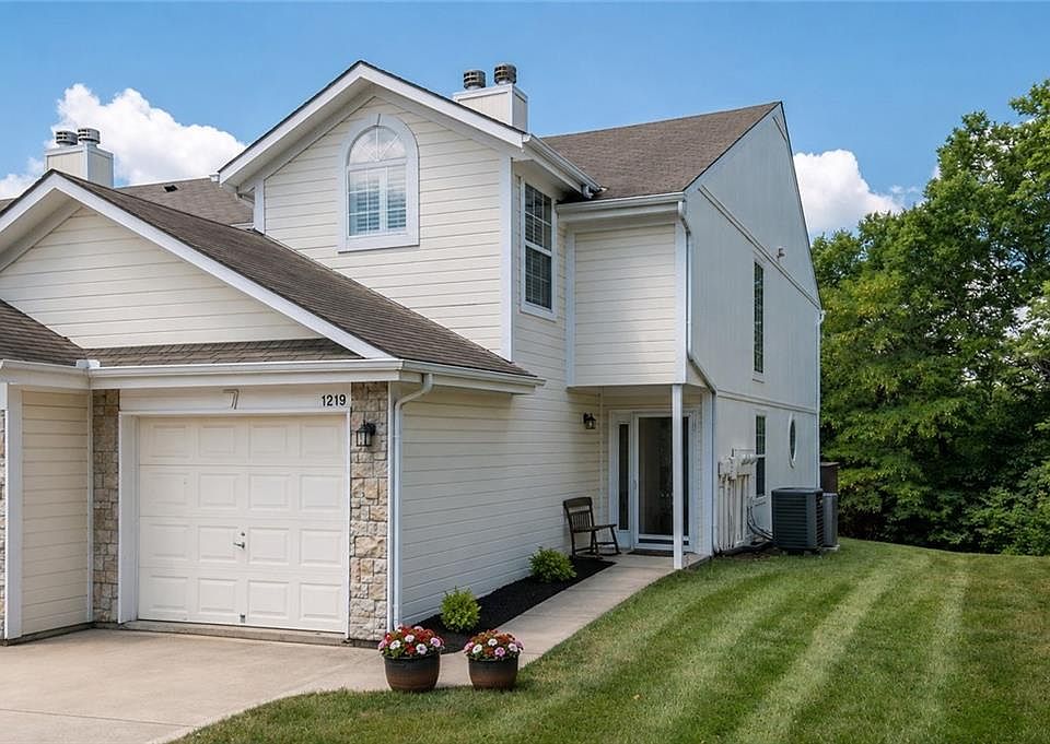 1st image of 1219 NW Hidden Ridge Cir