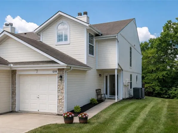 1219 NW Hidden Ridge Cir, Blue Springs, MO 64015
