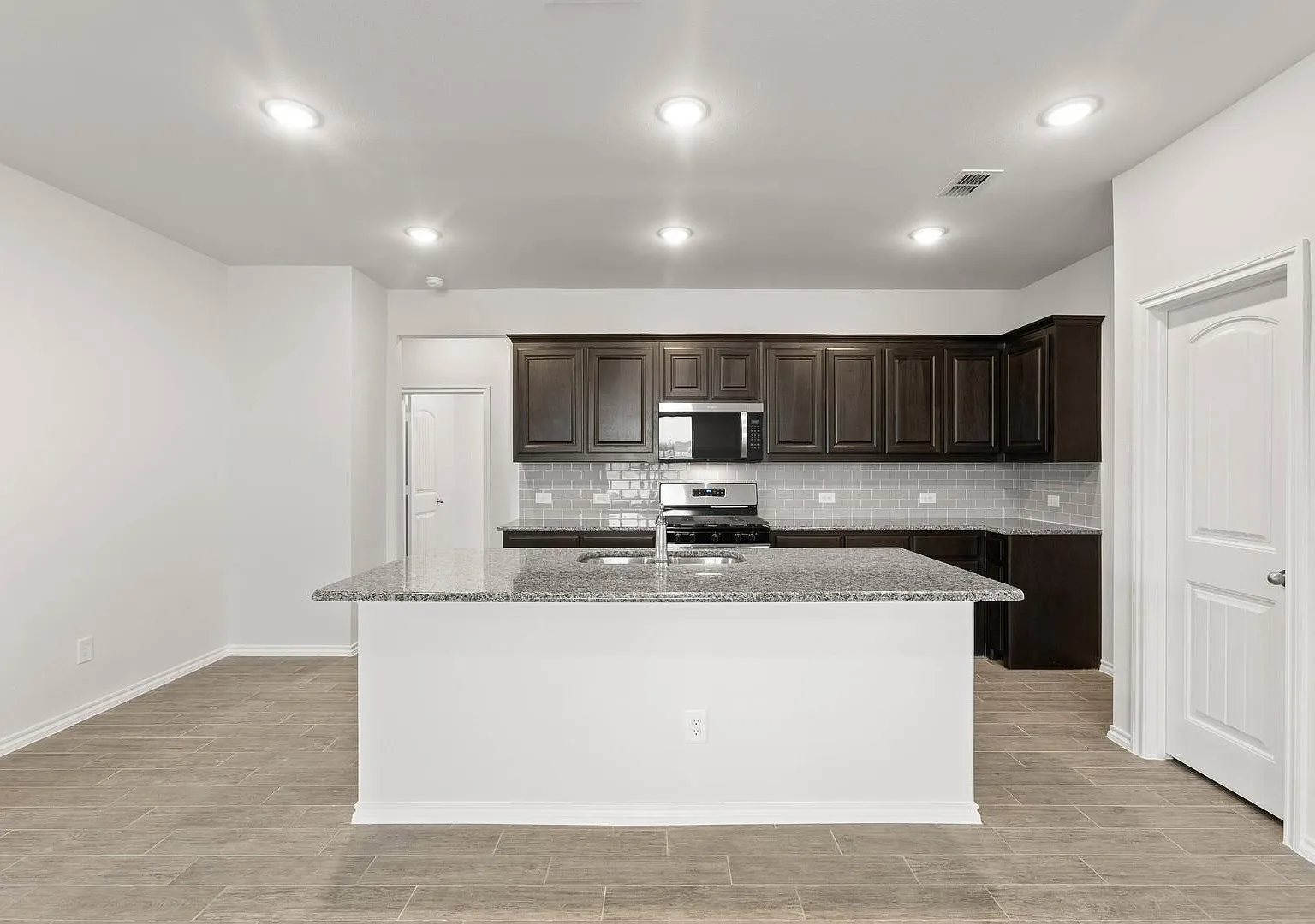 3 bed, 2817 sqft, $3,200 — Photo 3