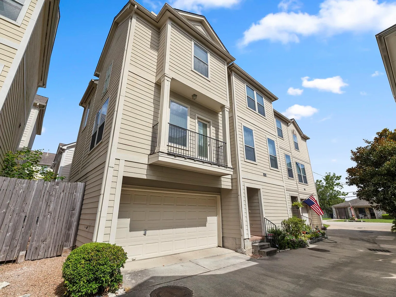 2 bed, 2.5 bath, 2000 sqft, $2,600 — Photo 2