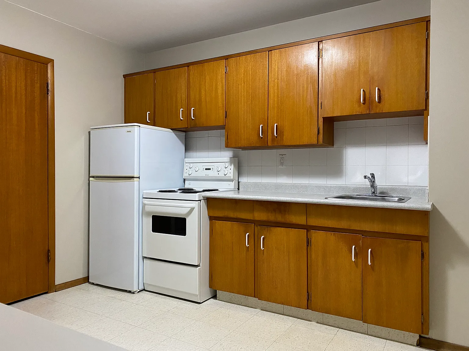 2 bed, 900 sqft, $1,350 — Photo 2