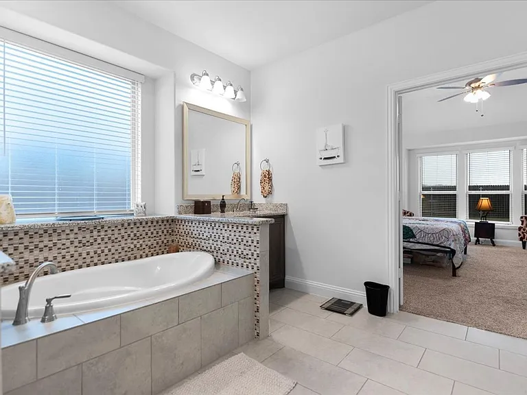 2760 Richard St — Photo 16