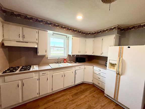 4th image of 2704 Montrose Ave