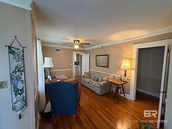 3rd image of 35 Walnut St