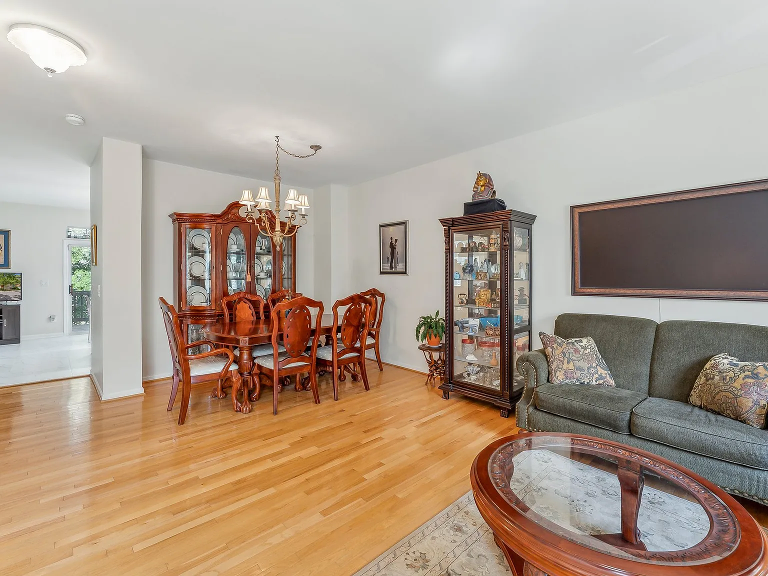 3 bed, 2540 sqft, $3,650 — Photo 3