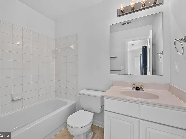12054 Edgemere Cir — Photo 8