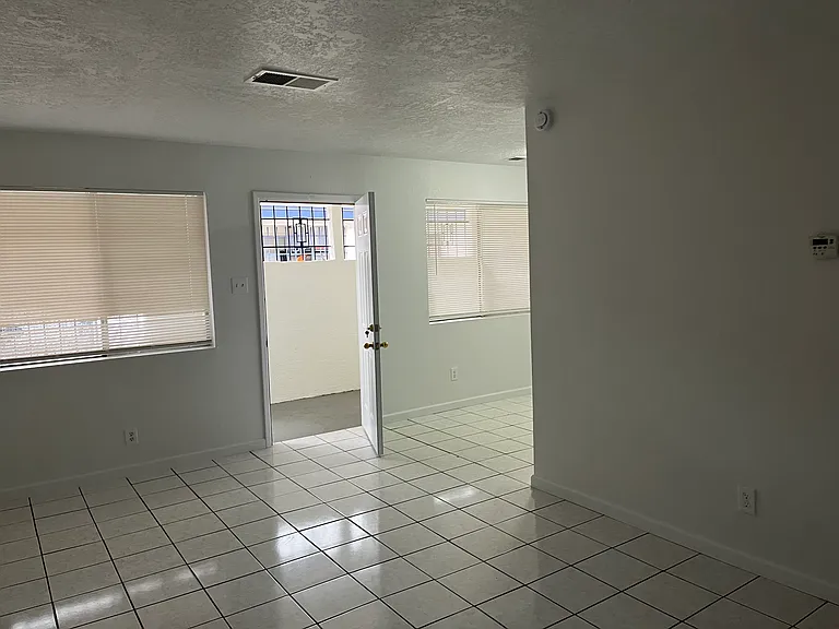 Renovated, Large UNM Area 2 Bed Apt w/ Washer / Dryer and Private Yard — Photo 15