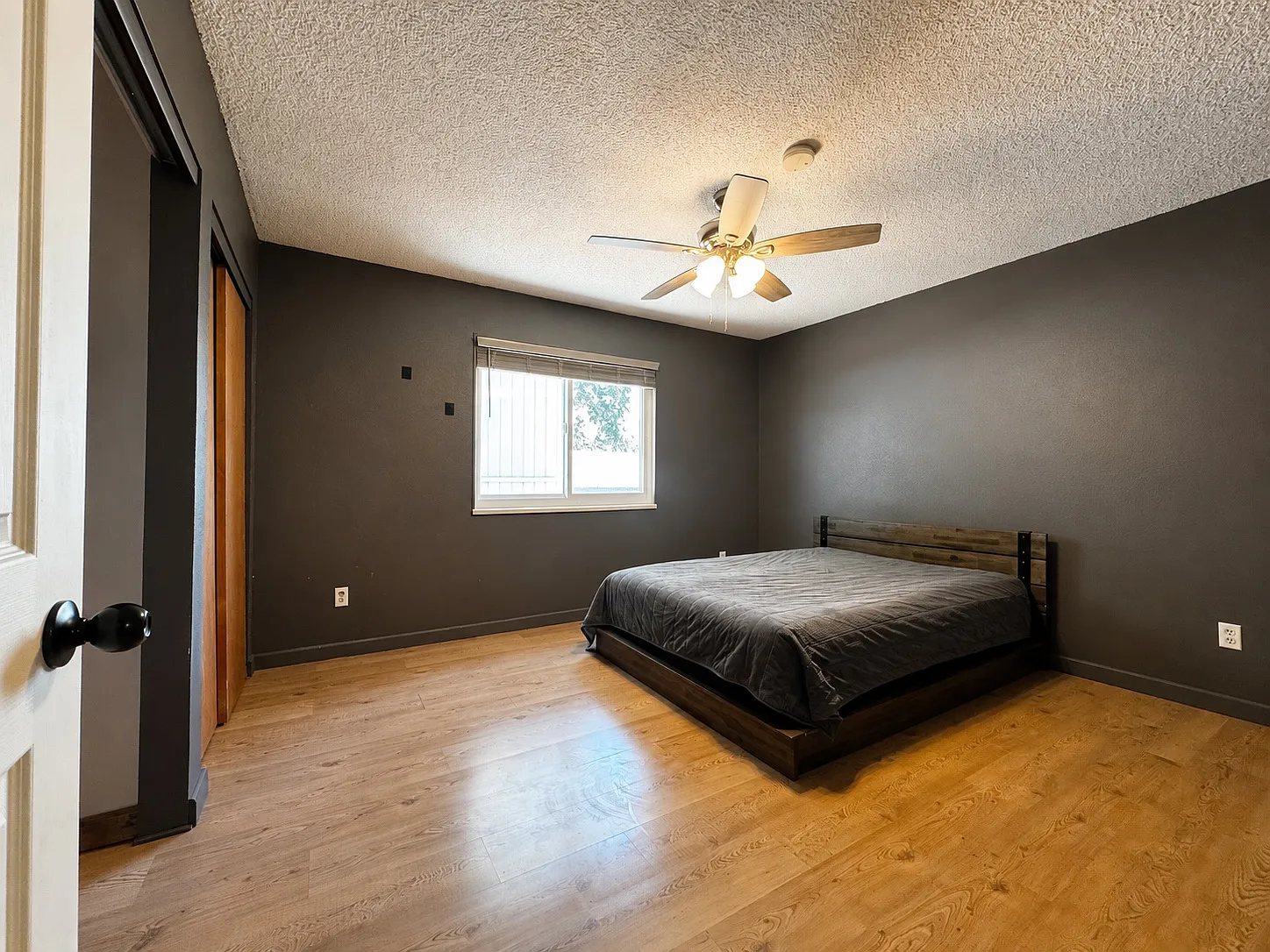 4 bed, 1.5 bath, 1152 sqft, $2,400 — Photo 3