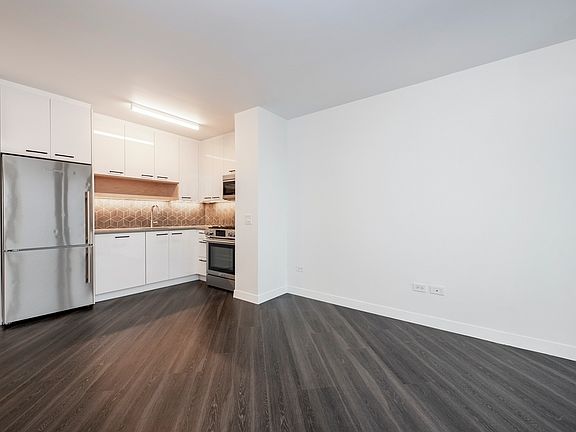 4th image of 250 E Houston St APT 8A