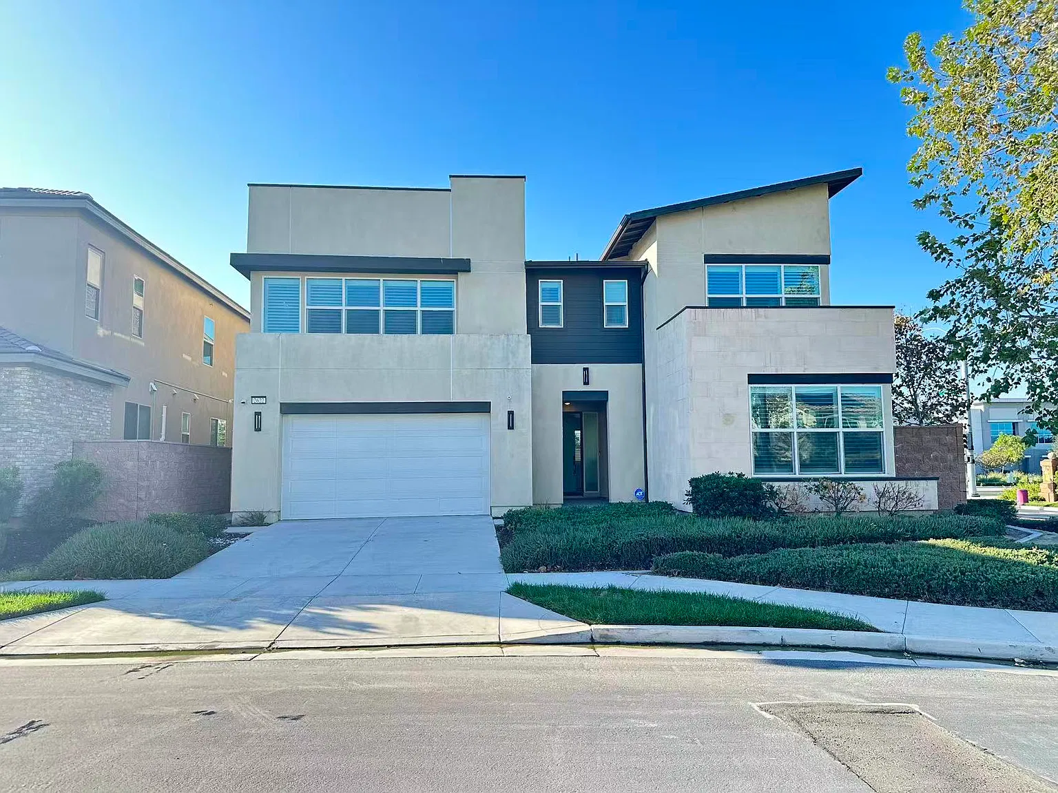 5 bed, 4.5 bath, 3085 sqft, $4,350 — Photo 1