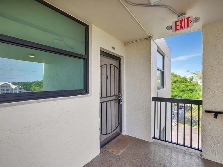 118 Lake Emerald Dr — Photo 18