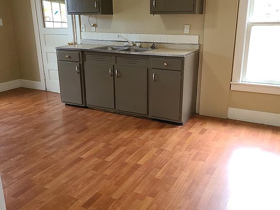 4th image of 218 Winckles St