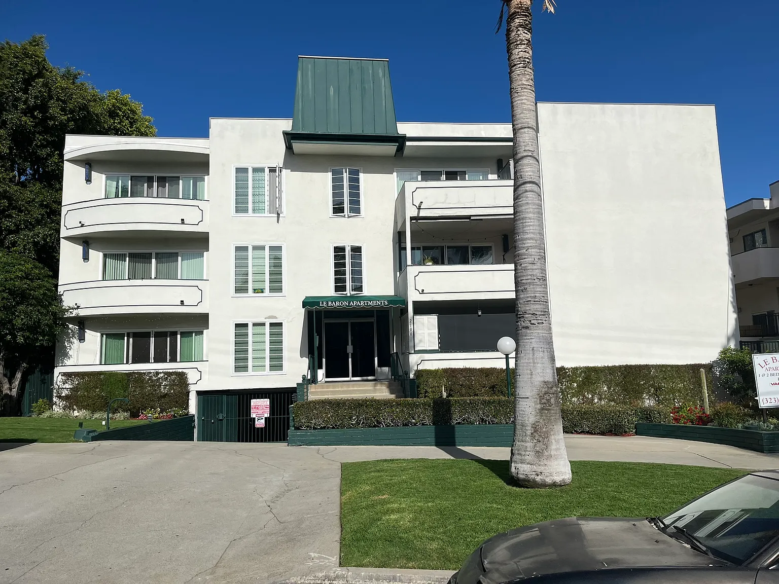 Le Baron Apartments — Photo 1