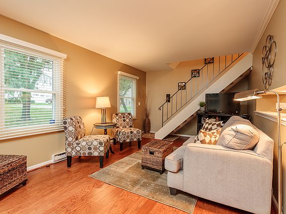 2nd image of 6 Acorn Ln