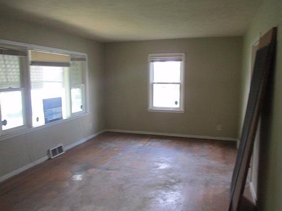 4th image of 1520 Pershing Blvd