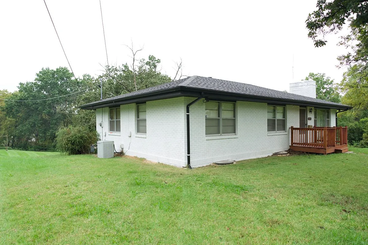 3 bed, 2.0 bath, 1288 sqft, $2,200 — Photo 3